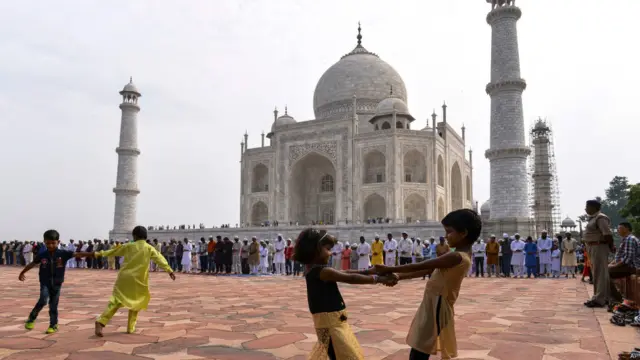 د تاج محل انګړ کې ماشومان لوبې کوي