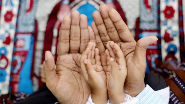 کولکته کې دعا ته لپه شوي لاسونه