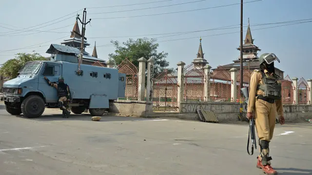 کرفیو کے دوران موبائل اور انٹرنیٹ سروس بھی معطل ہے اور سڑکیں سنسان نظر آرہی ہیں۔ 