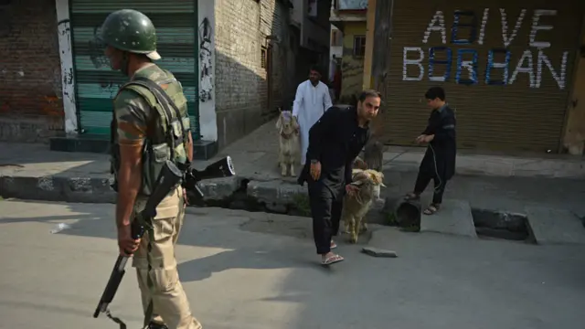  وادی میں سکیورٹی کے پیش نظر اور لوگوں پر نظر رکھنے کے لیے ڈرون اور ہیلی کاپٹرز بھی استعمال کیے گئے۔