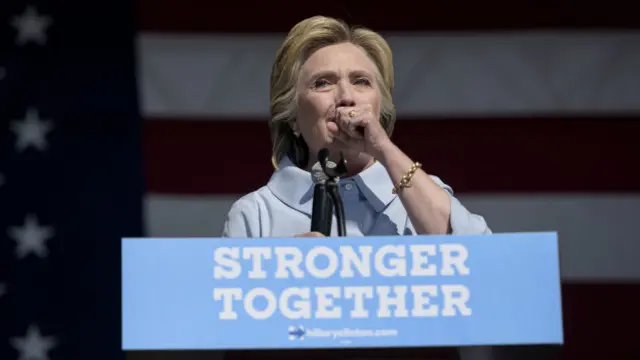 Ứng cử viên tổng thống của đảng Dân chủ bà Hillary Clinton ho trong một cuộc kêu gọi bầu cử vào ngày Lao động mùng 5 Tháng 9 năm 2016 tại Cleveland, Ohio.