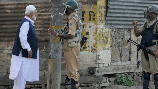 خبر رساں ادارے ایسوسی ایٹڈ پریس کے مطابق کسی بھی عید گاہ میں عید کی نماز نہیں پڑھی گئی۔