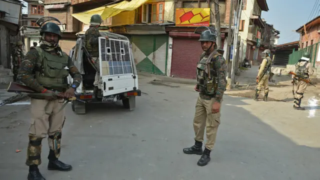 علیحدگی پسندوں کی جانب سے اقوام متحدہ کے مبصر کے دفتر تک مارچ کی اپیل کے پیش نظر وادی کے تمام دس اضلاع میں کرفیو لگا دیا گیا ۔ 