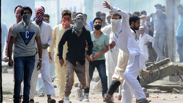 سکیورٹی فورسز نے شمالی کشمیر کے بانڈی پورہ اور جنوب میں شوپیاں کے علاوہ سرینگر میں مظاہرین پر آنسو گیس کے گولے داغے اور انھیں منتشر کرنے کے لیے چھرّوں کا استعمال کیا جبکہ مظاہرین نے سکیورٹی فورسز کو پتھروں سے نشانہ بنایا۔