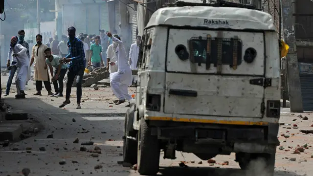 عیدالاضحیٰ کی صبح انڈیا کے زیرِ انتظام کشمیر میں سکیورٹی فورسز اور مظاہرین کے درمیان تصادم کے نتیجے میں دو افراد ہلاک اور متعدد زخمی ہو گئے۔