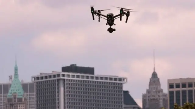 تدرس "يو بي إس" إمكانية تسليم الطرود بطائرات من دون طيار