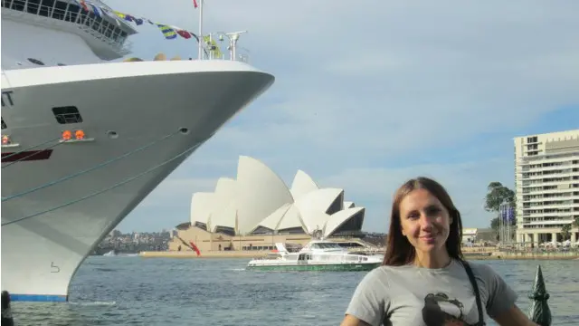 У великих містах, таких як Сідней чи Ріо, Анна залишала мотоцикл і подорожувала пішки