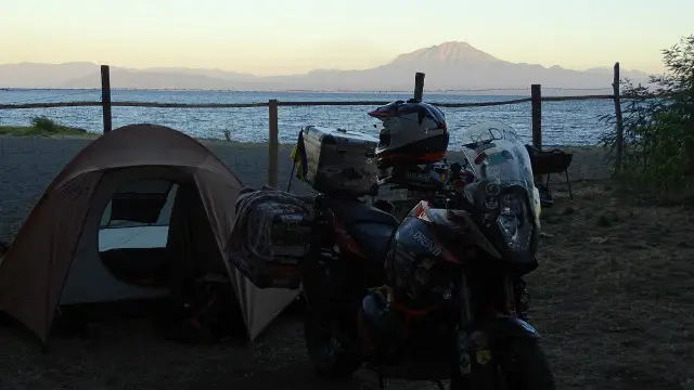 Кемпінг на березі озера Льянкіуе у Чилі 