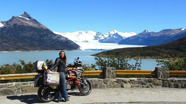 Дорога в горах Патагонії