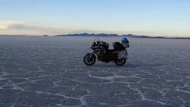 Висохле солоне озеро на півдні пустельної рівнини Альтіплано, у Болівії. Висота близько 3650 м над рівнем моря.