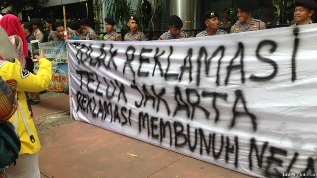 Aksi menolak reklamasi Teluk Jakarta dilakukan oleh mahasiswa dan elemen masyarakat.