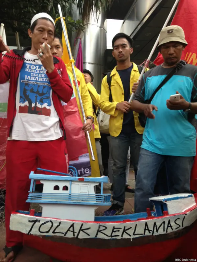 Perwakilan nelayan Muara Angke, Jakarta Utara, menggelar unjuk rasa, Selasa (13/09), menolak reklamasi.