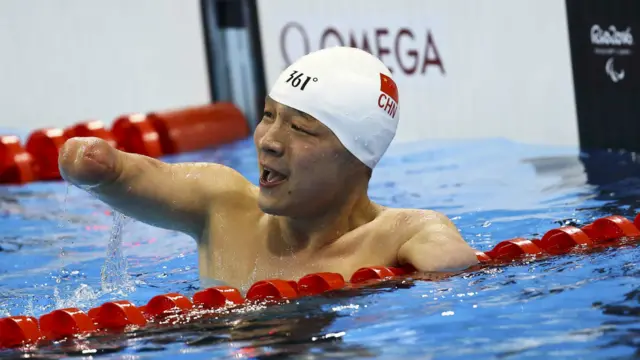 許慶在殘奧會男子50米自由泳比賽中慶祝勝利