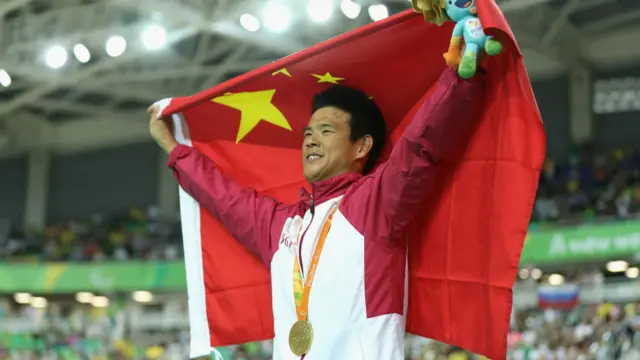 李樟煜在領獎台上高興國旗