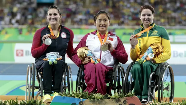 里約殘奧會女子400米輪椅競速獎牌獲得者在領獎台上
