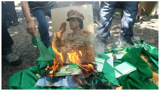 إحراق صورة القذافي