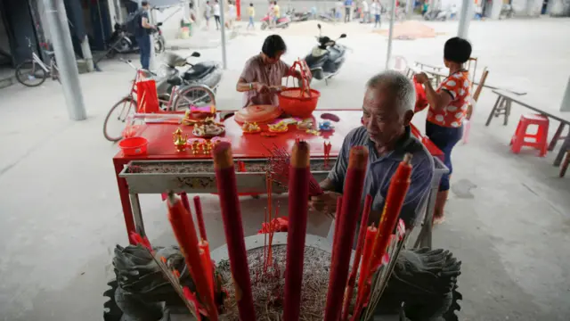 乌坎村仙翁戏台广场旁村民上香祈福（14/9/2016）