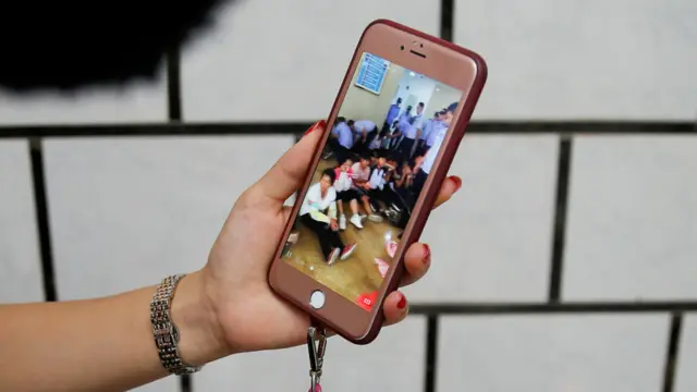 乌坎村一名村民展示被捕村民在公安局内的视频（14/9/2016）