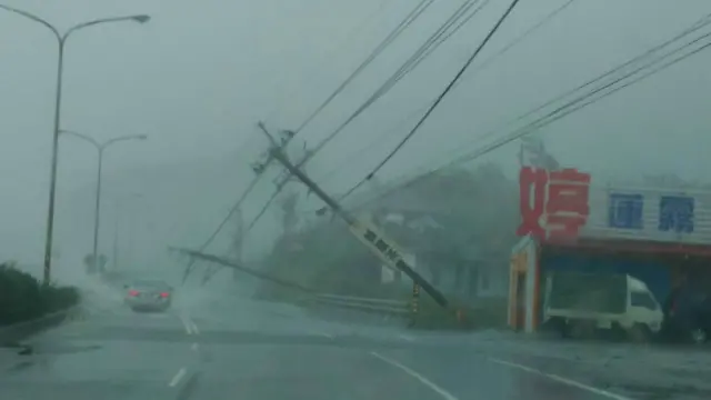 台湾车城乡台26线整排电杆被吹倒。