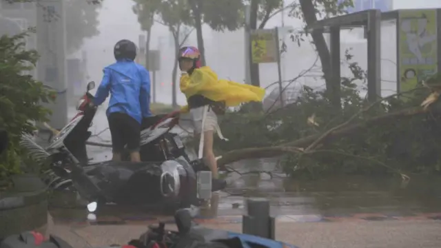 台风莫兰蒂暴风圈14日笼罩中南部，高雄市14日狂风暴雨。