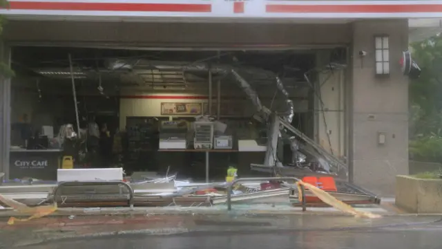 台风为高雄带来强烈风雨，一间便利商店甚至被吹垮。