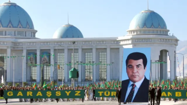 بعضی از زیادهروی های زمان نیازف برداشته شده اما ترکمنستان هنوز هم یکی از "نظامهای استبدادی" جهان محسوب میشود