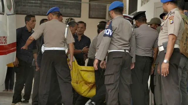 Kepolisian mengeluarkan jenazah Santoso dari ambulans, usai baku tembak 18 Juli lalu.