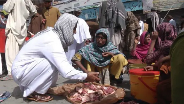  د دغو غوښو پېرونکي او پلورنکي وايي د بیوزلۍ له کبله د قربانۍ د غوښو پیر او پلور کوي