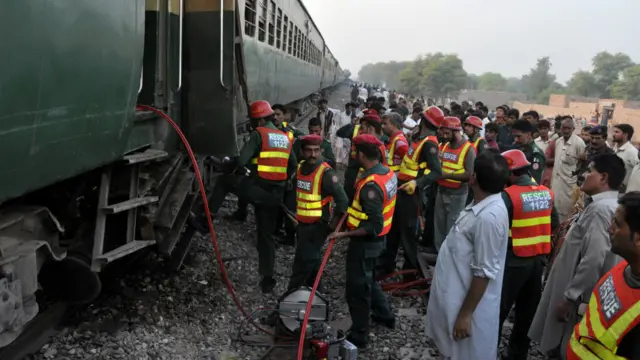 ٹرین میں پھنسے افراد کو ریسکیو کیا جا رہا ہے