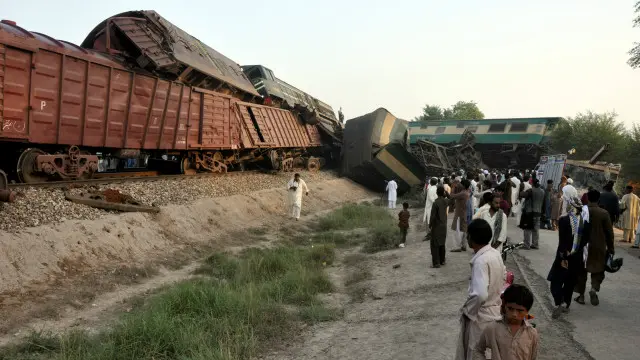 ٹکر اتنی شدید تھی کہ ٹرین کا انجن اور کئی بوگیاں الٹ گئیں