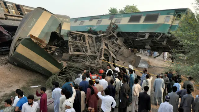 ملتان کے قریب پشاور سے کراچی جانے والی عوامی ایکسپریس ایک مال گاڑی سے ٹکرا گئی