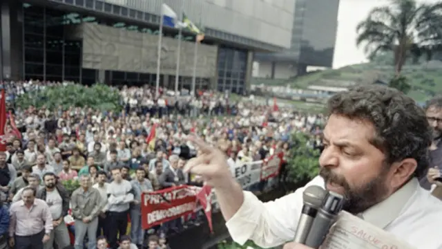 دا سیلوا هنگام سخنرانی انتخاباتی در جمع کارگران پتروبراس سال ۱۹۸۹ - دا سیلوا از جمله محبوبترین سیاستمداران برزیلی بود