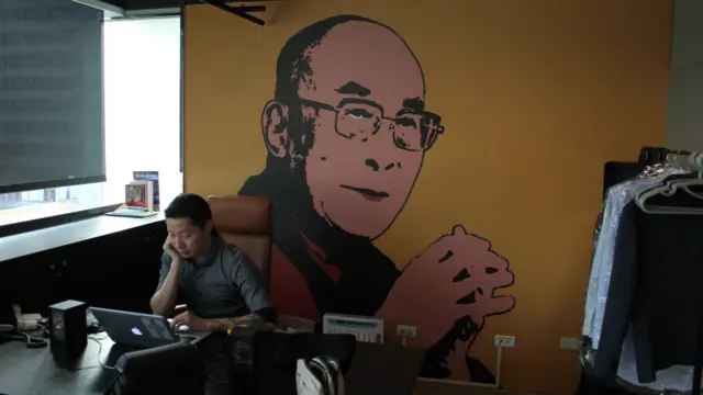 林昶佐在办公室中