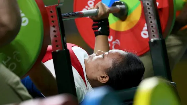 Ni Nengah Widiasih saat unjuk kemampuan di Paralimpik 2016.