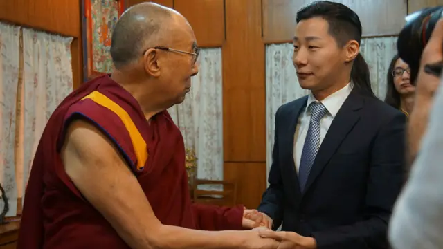 林昶佐（右）在达兰萨拉与达赖喇嘛（左）会面（林昶佐办公室提供图片5/9/2016）