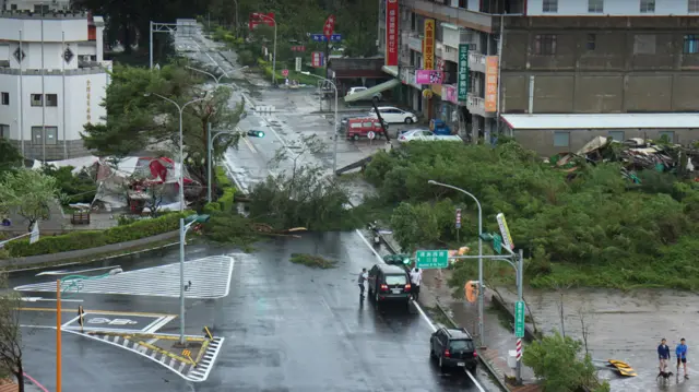 金門金城鎮中心倒塌大樹阻斷馬路（台灣中央社圖片15/9/2016）