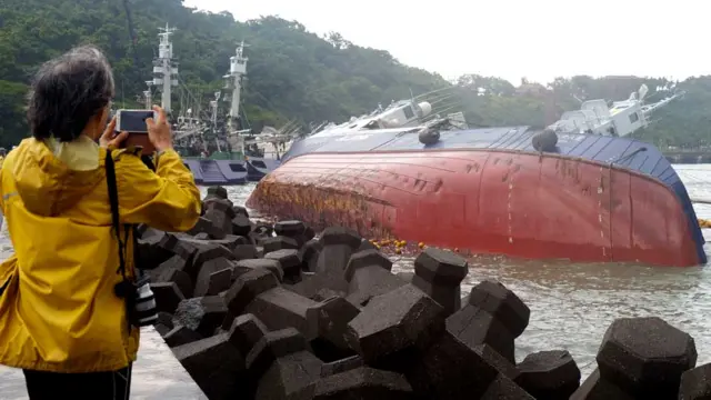 高雄西子灣一艘輪船翻沉岸邊（15/9/2016）