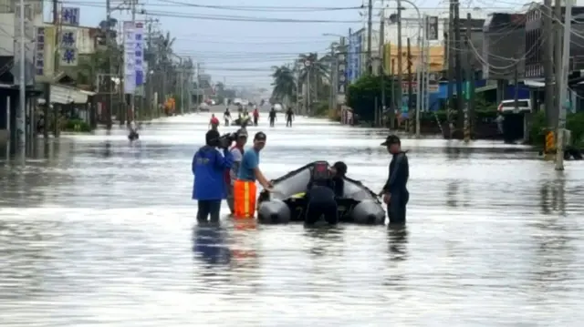 屏東縣佳冬鄉海軍軍人以衝鋒舟等接載被洪水圍困災民離開（台灣中央社圖片15/9/2016）