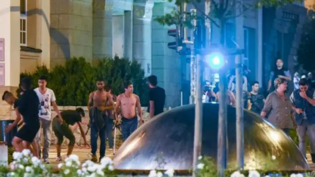 右翼不满难民占据广场酿冲突,难民需警方保护。