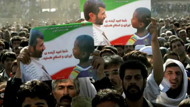 دولت محمود احمدینژاد بین شهروندان 'سهام عدالت' توزیع کرد