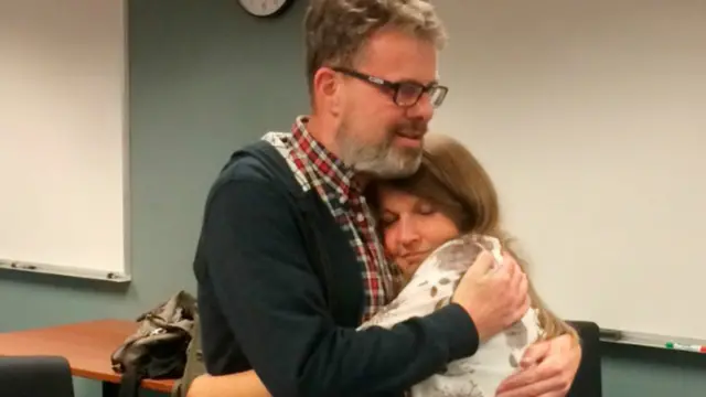 高凱文和妻子朱莉亞擁抱