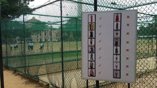 اس میں روایتی ساڑھی یا شلوار قیمص اور ڈھیلے ڈھالے کپڑے پہننے کی تو اجازت ہے لیکن منی سکرٹز اور بغیر آستین والے جدید طرز کے لباسوں کو خواتین کے لیے ممنوع قرار دیا گیا ہے