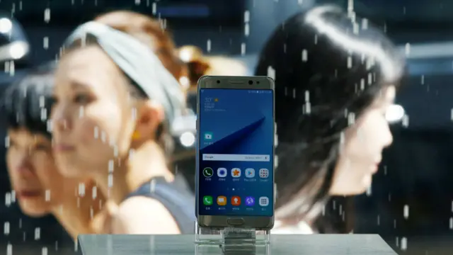 首尔某商店展示的三星Galaxy Note 7样机(2/9/2016)