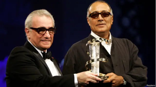 المخرج مارتن سكورسيزي يسلم جائزة لكيارستمي في مهرجان مراكش السينمائي 2005 