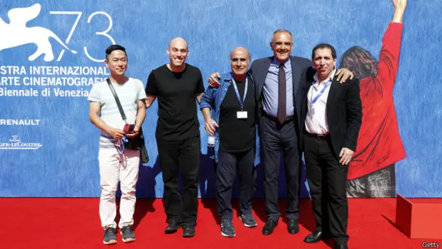 احتفاء بمخملباف من مدير المهرجان الفني باربيرا والمخرجين جوشوا اوبنهايمر وأمير نادري بعد عرض الفيلم