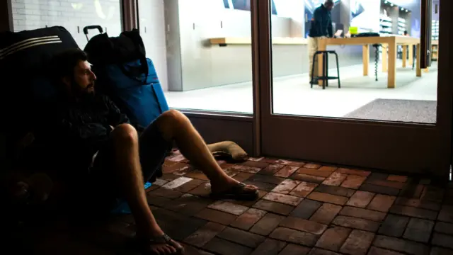 امریکہ کے دارالحکومت واشنگٹن ڈی سی میں یہ مداح رات بھر دکان کے باہر ہی بیٹھا رہا۔