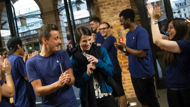 لندن کے کوونٹ گارڈن میں ایپل کے سٹور میں نیا فون خریدنے کے لیے آنے والوں کا استقبال ملازمین نے تالیاں بجا کر کیا۔