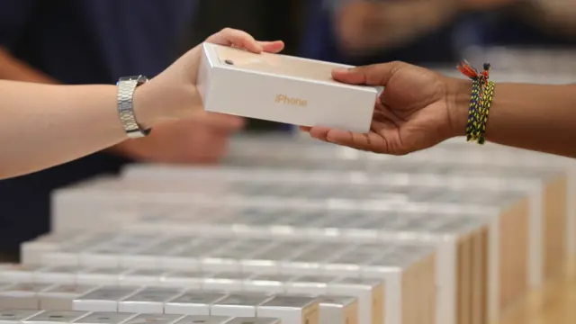 صارفین کی دلچسپی کو مدِنظر رکھتے ہوئے ایپل نے اپنے سٹورز پر بڑی تعداد میں نئے فون مہیا کیے۔