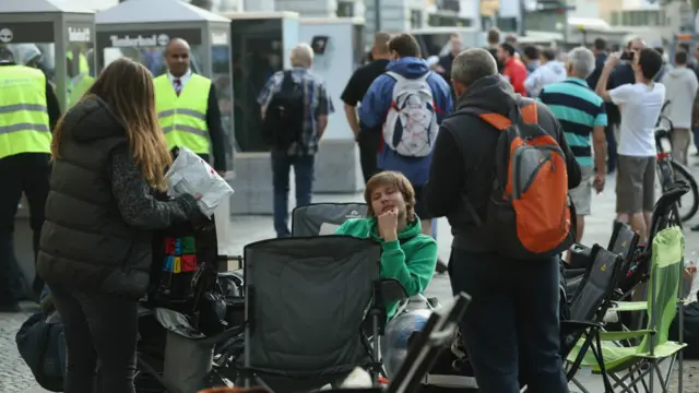 اس موقع پر ایپل کے شائقین ایک دن پہلے سے ہی دکانوں کے باہر ڈیرا ڈالے بیٹھے تھے۔