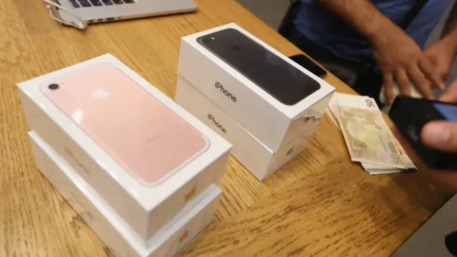 ایپل کا نیا فون آئی فون سیون اور آئی فون سیون پلس ماڈلز میں پیش کیا گیا ہے اور دونوں ہی ماڈل صارفین میں مقبول ہیں۔